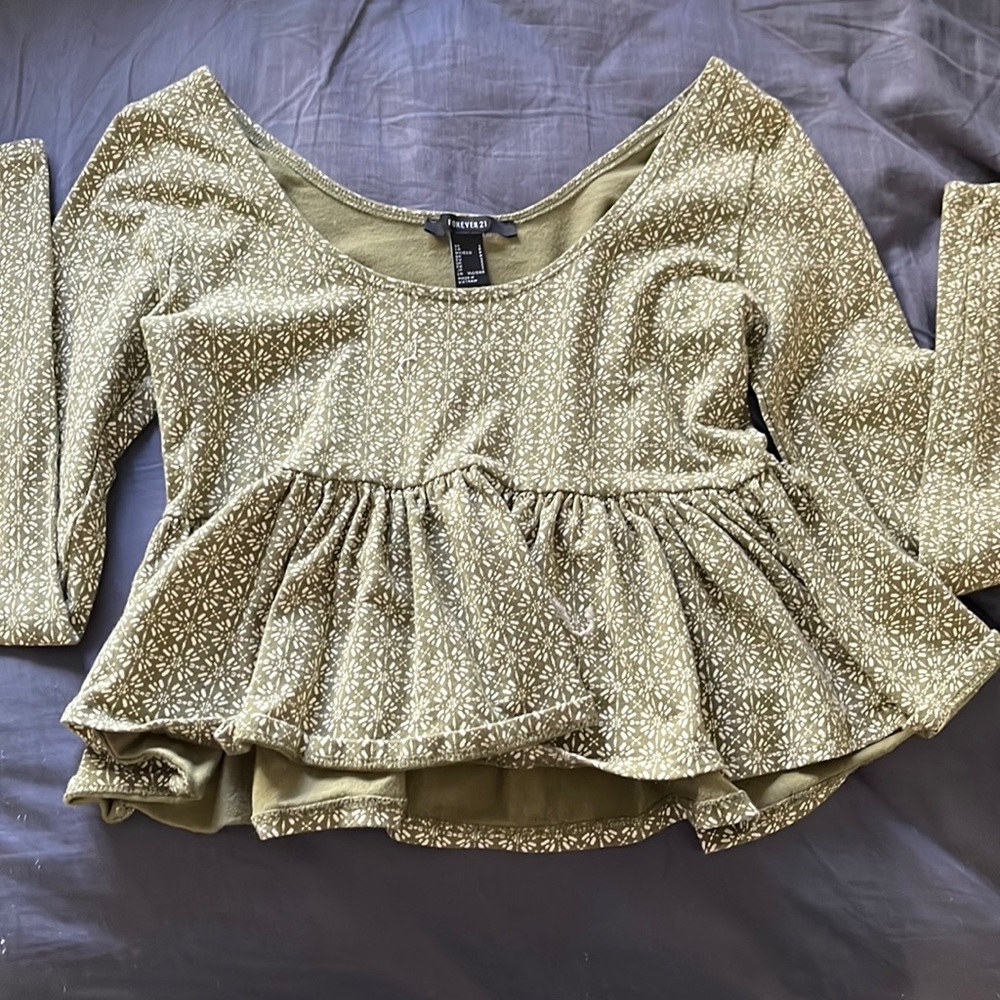 Forever 21 Long sleeve ruffle top. Such a cute summer top! Size Small